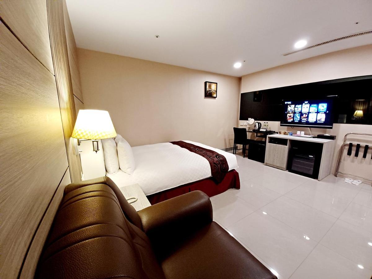 Sa-Yo Hotel - Pier 2 Каосюн Екстериор снимка