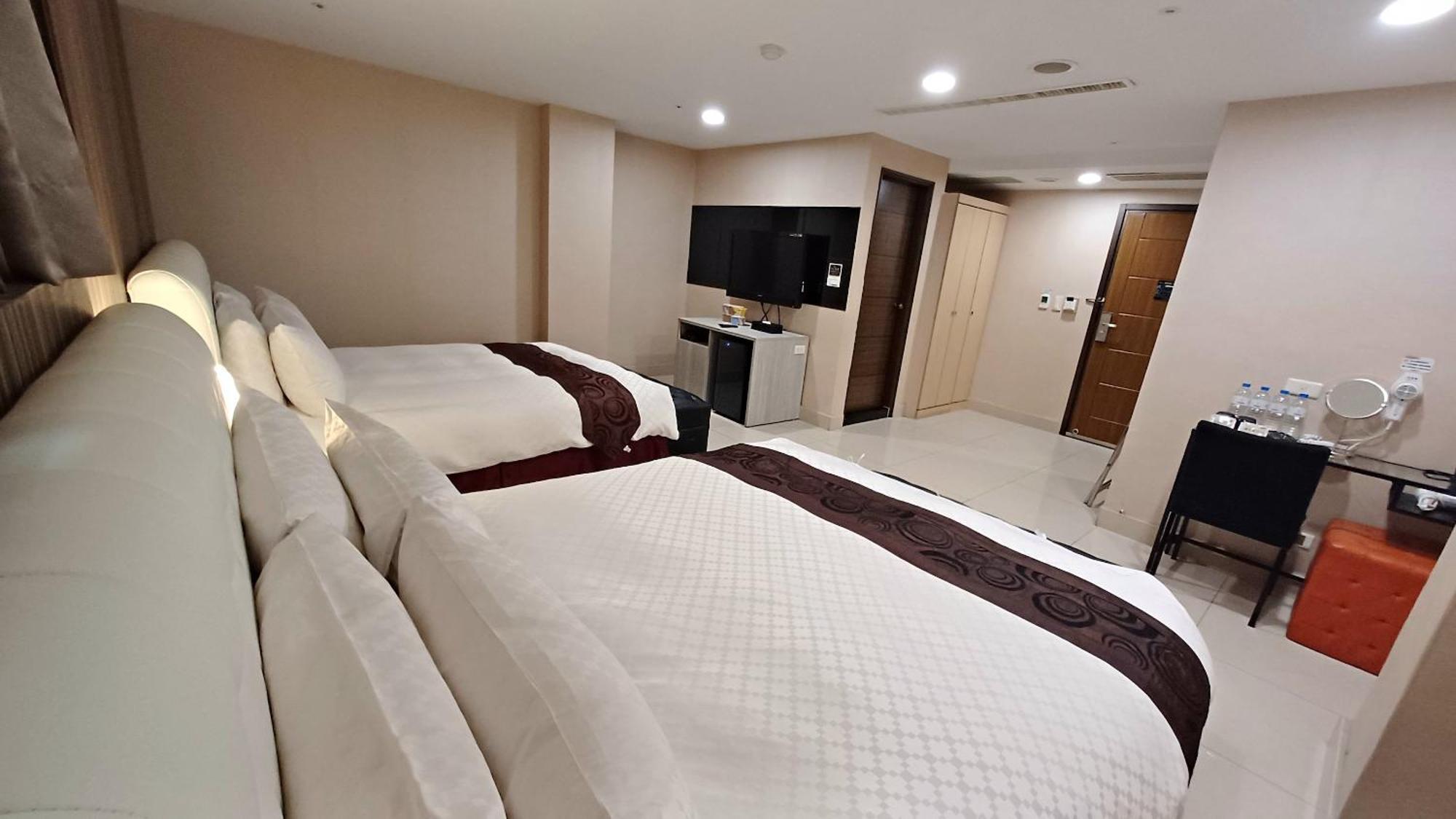 Sa-Yo Hotel - Pier 2 Каосюн Екстериор снимка