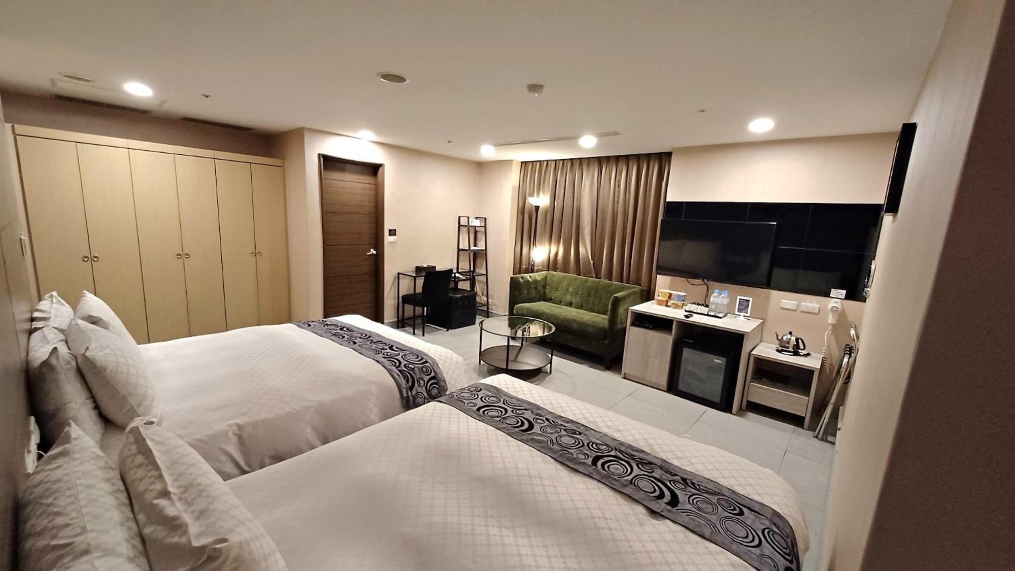 Sa-Yo Hotel - Pier 2 Каосюн Екстериор снимка