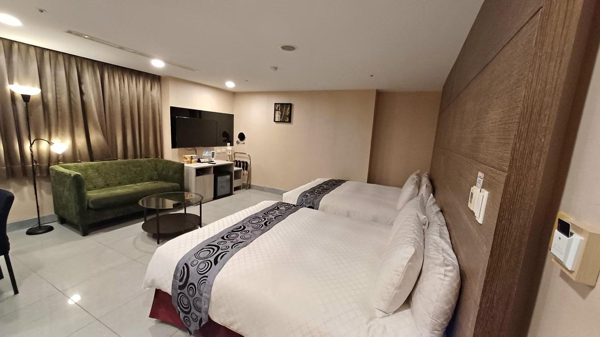 Sa-Yo Hotel - Pier 2 Каосюн Екстериор снимка